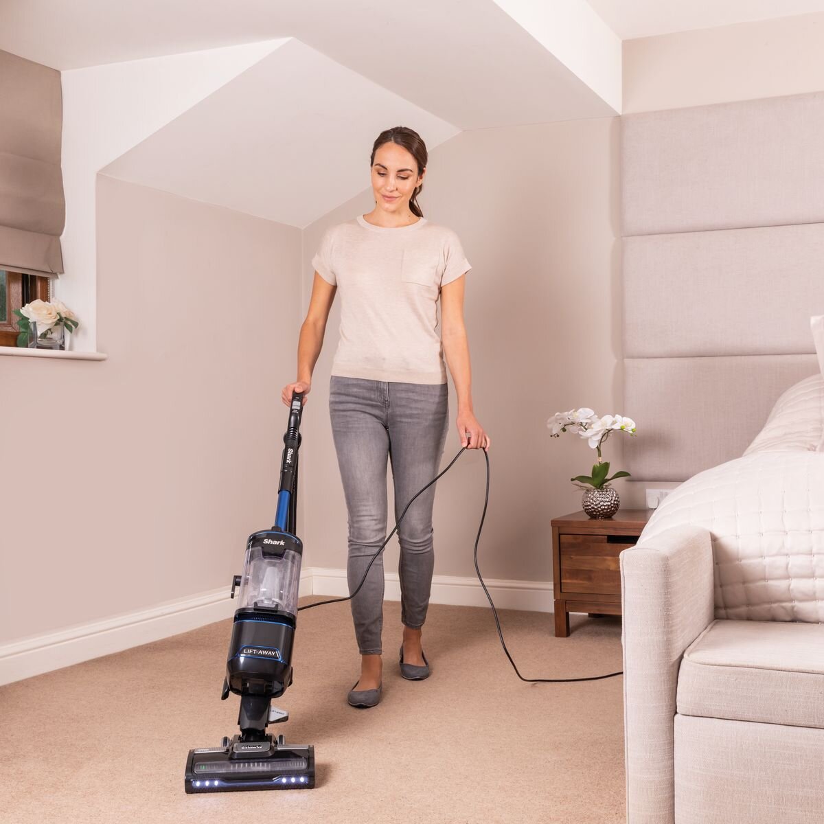Shark Lift-Away upright vacuum cleaner - 1.2L dust cup, HEPA filtration, 750W - NV602