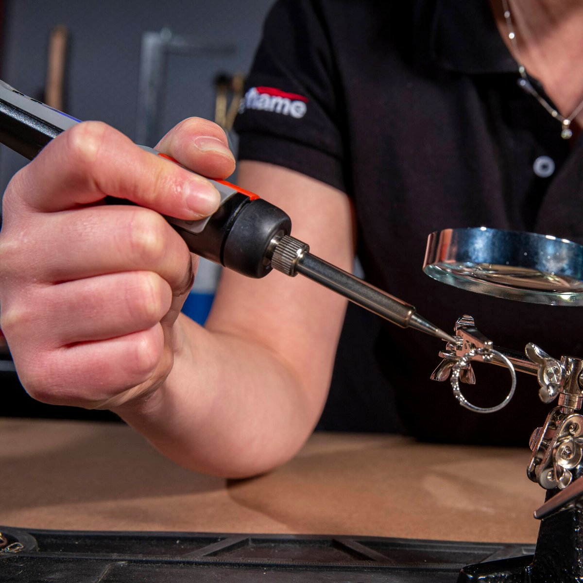 Tradeflame Helping Hand - Desktop Tool - 360° Positioning - 2x Magnification - Cast Iron Base - SuperSaverAU - view 2