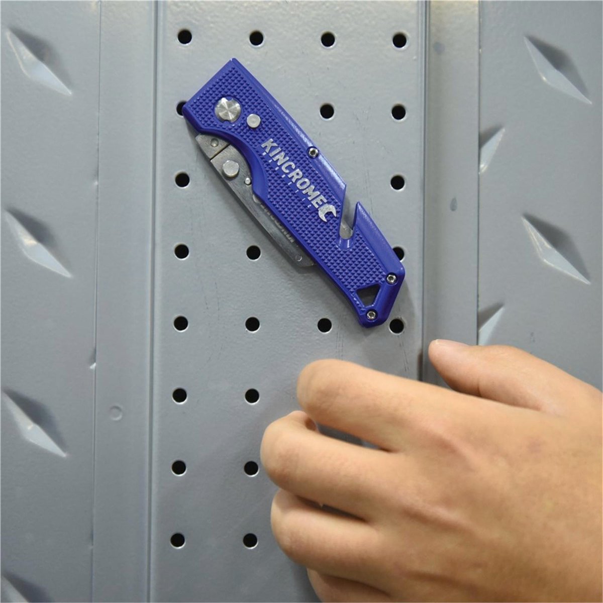 Kincrome Magnetic Folding Utility Knife - 20mm Aluminium - Easy Storage - SuperSaverAU - view 4