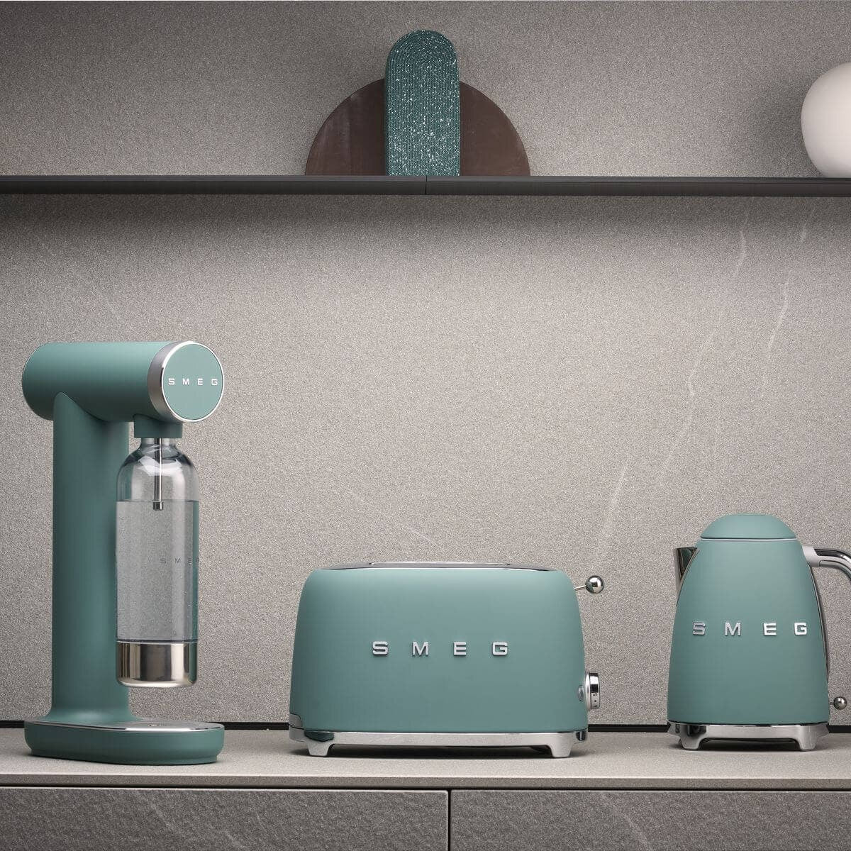 Smeg soda maker - Green, electricity-free operation, Tritan Renew bottle, front knob control - SKC01EGMAU